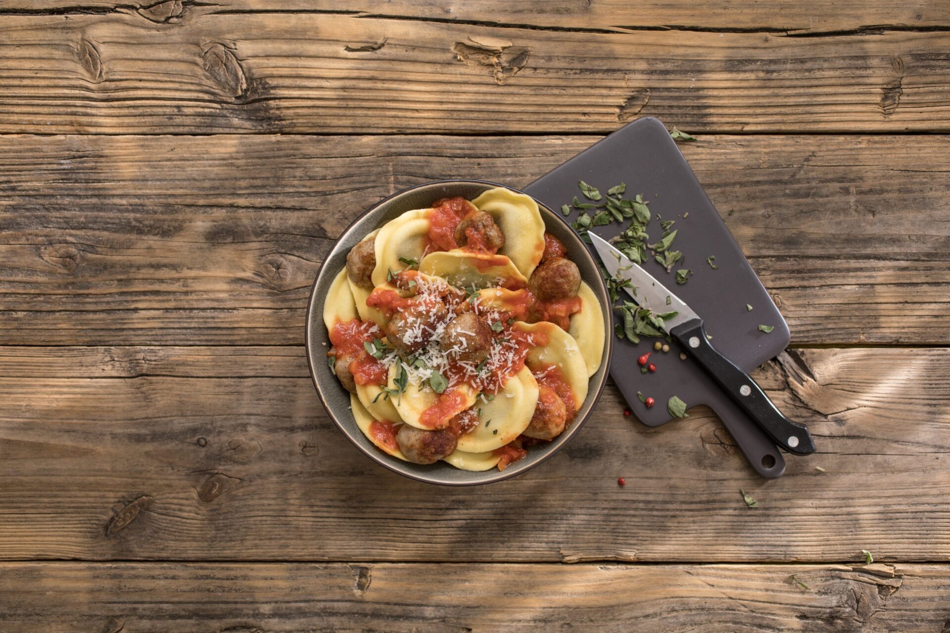 Tortelli mit Salsiccia-Ba݈llchen in Tomatensauce